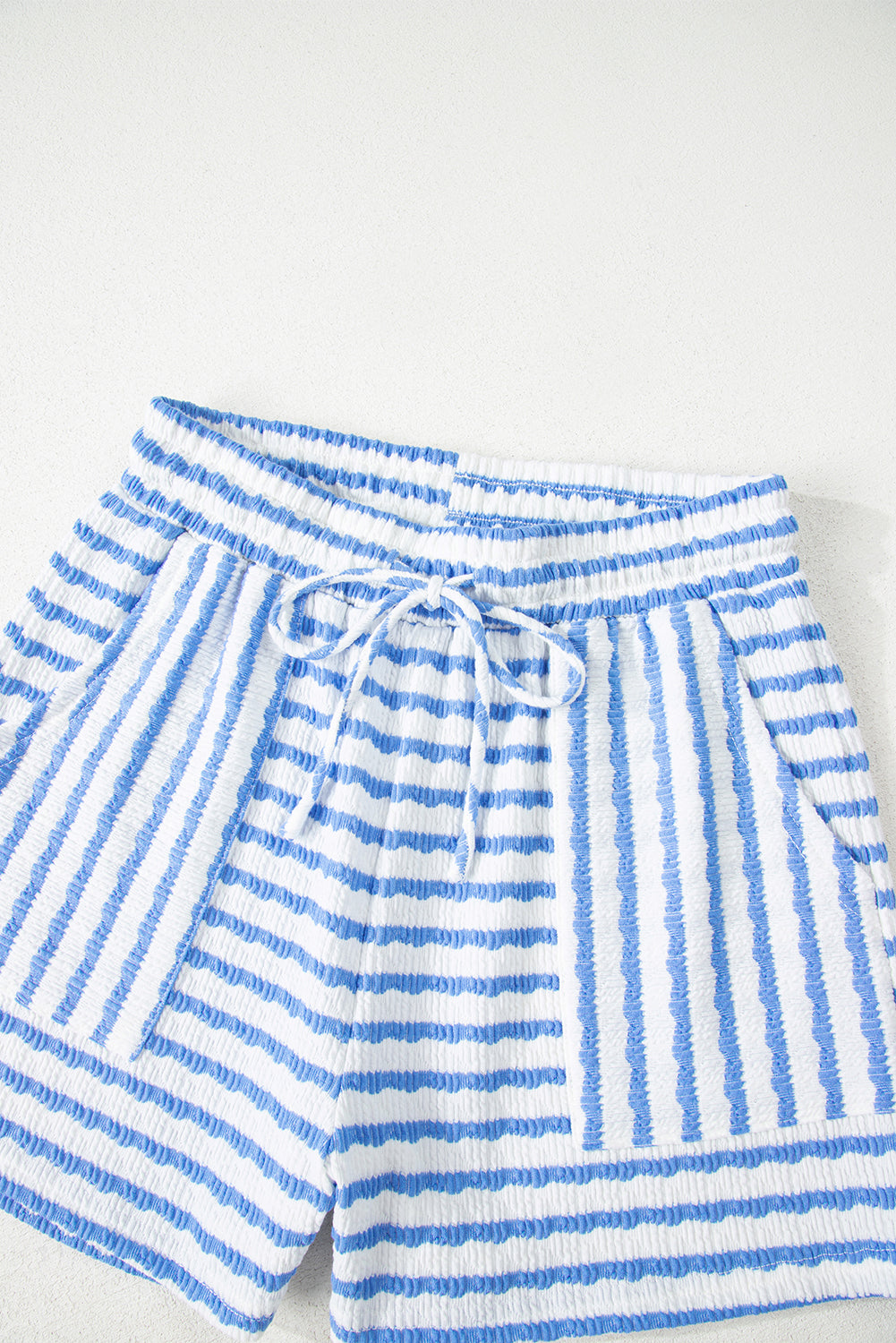 Conjunto de camiseta de manga corta de punto a rayas azul cielo y shorts con cordón