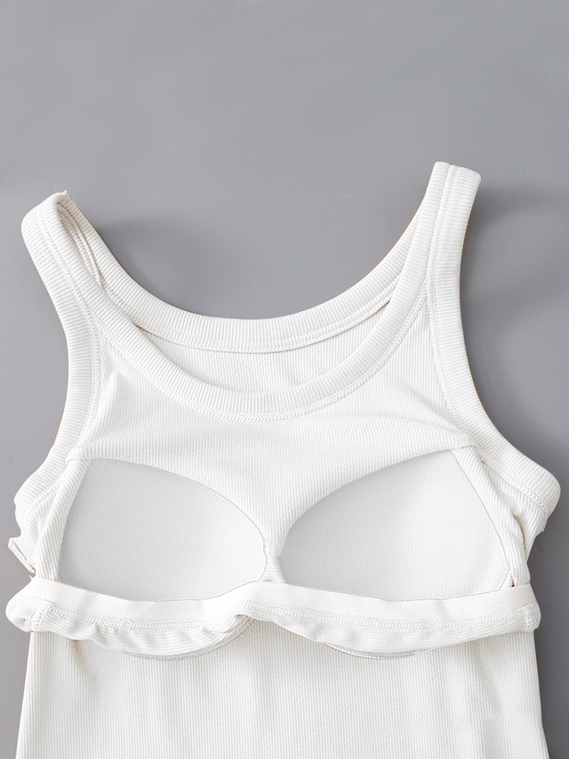 Camiseta sin mangas de cuello redondo con sujetador