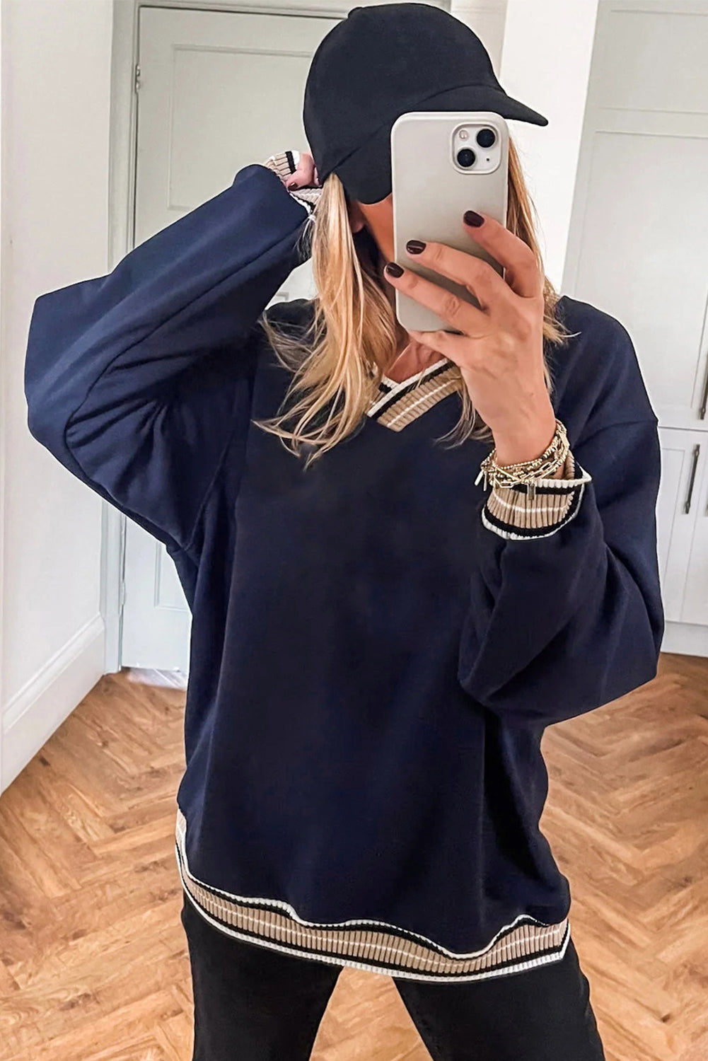 Sudadera gris con cuello en V y ribete de contraste de estilo universitario
