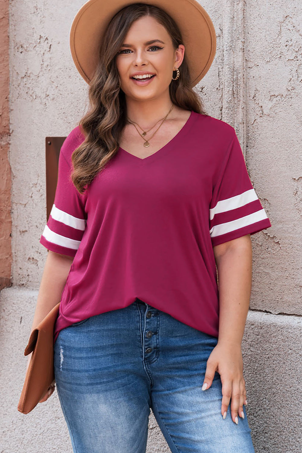 Camiseta de talla grande con cuello de pico a rayas. Consulta la tabla de tallas en "más detalles"