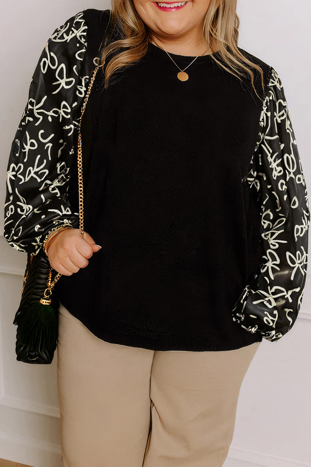 Blusa de Talla Grande con Estampado de Lazo Negro y Mangas de Retazos