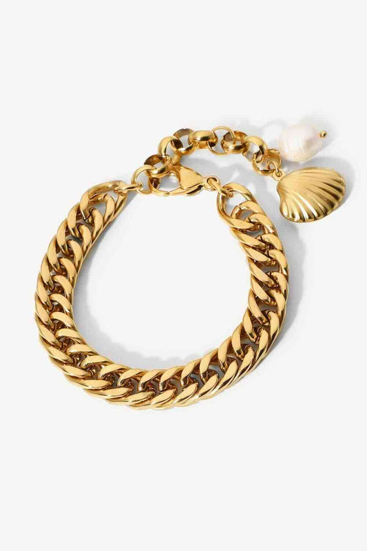 Pulsera de cadena barbada con baño de oro de 18 quilates GlamGold – Elegante detalle de perla. Consulta la tabla de tallas en "más detalles".
