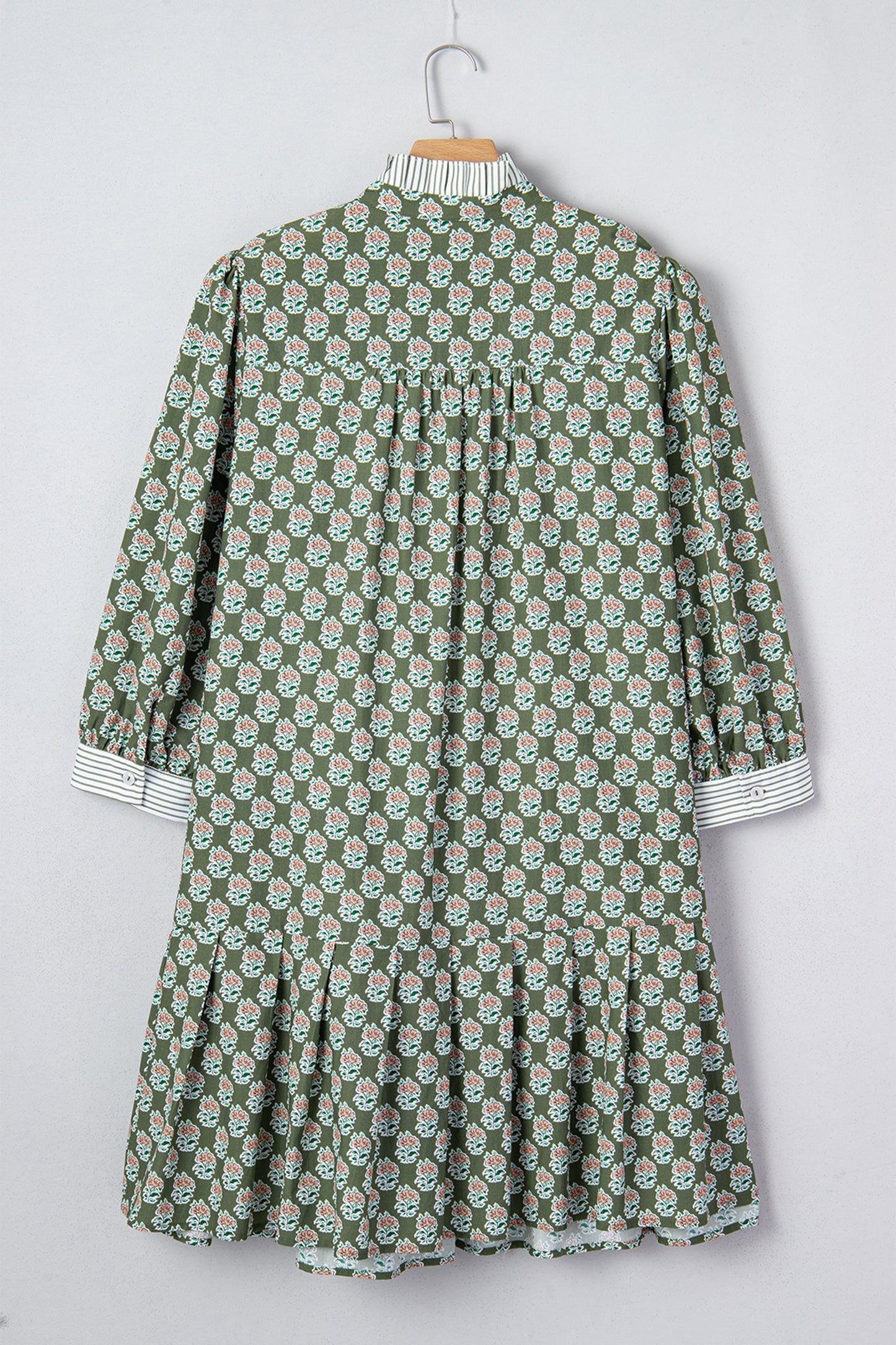 Vestido floral de talla grande con cuello con volantes, mangas 3/4 y rayas en contraste verdes