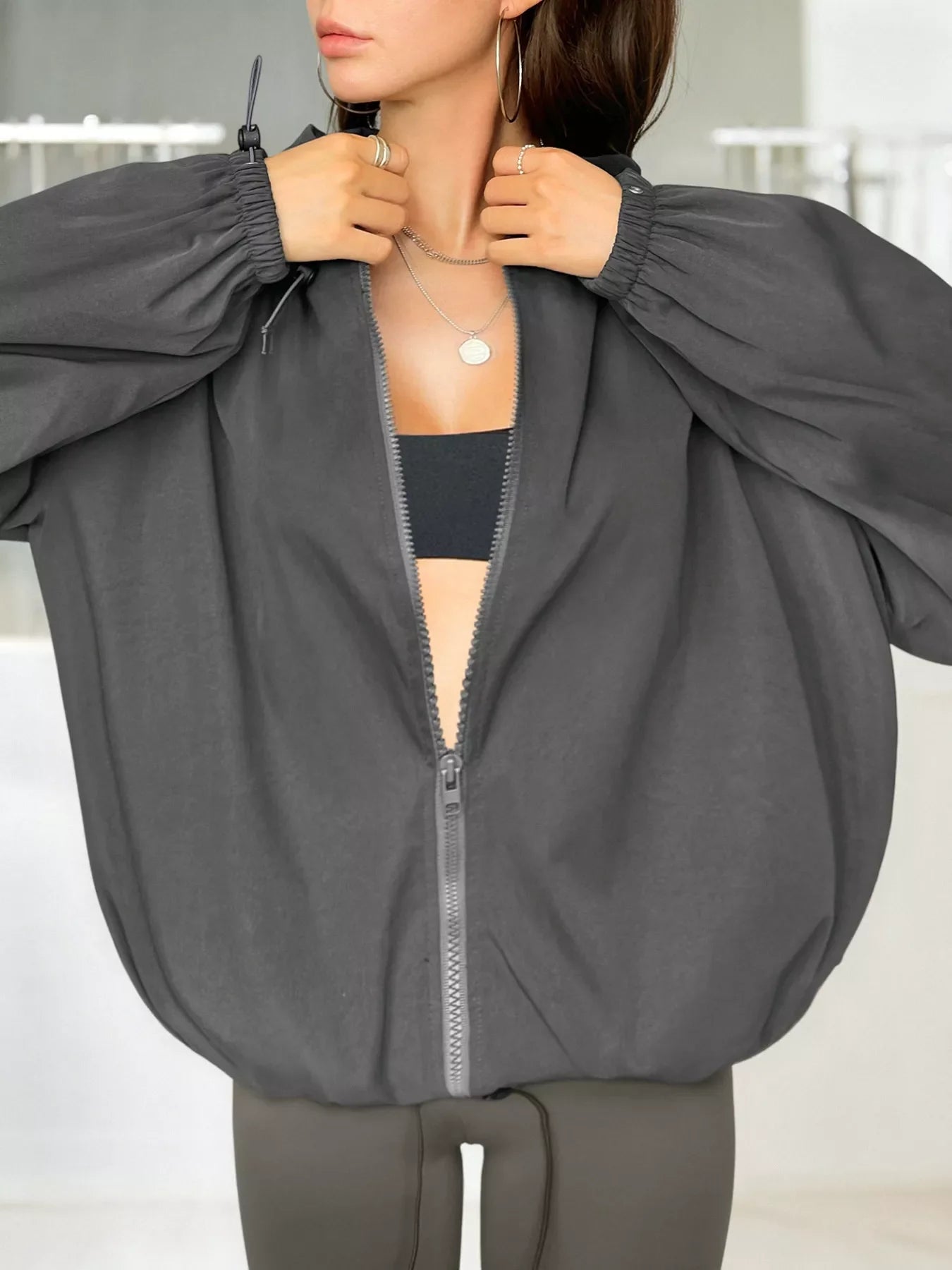 Chaqueta con capucha y cremallera con cordón