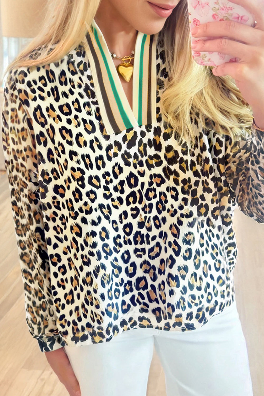 Top de manga larga a rayas con escote en V y estampado de leopardo caqui