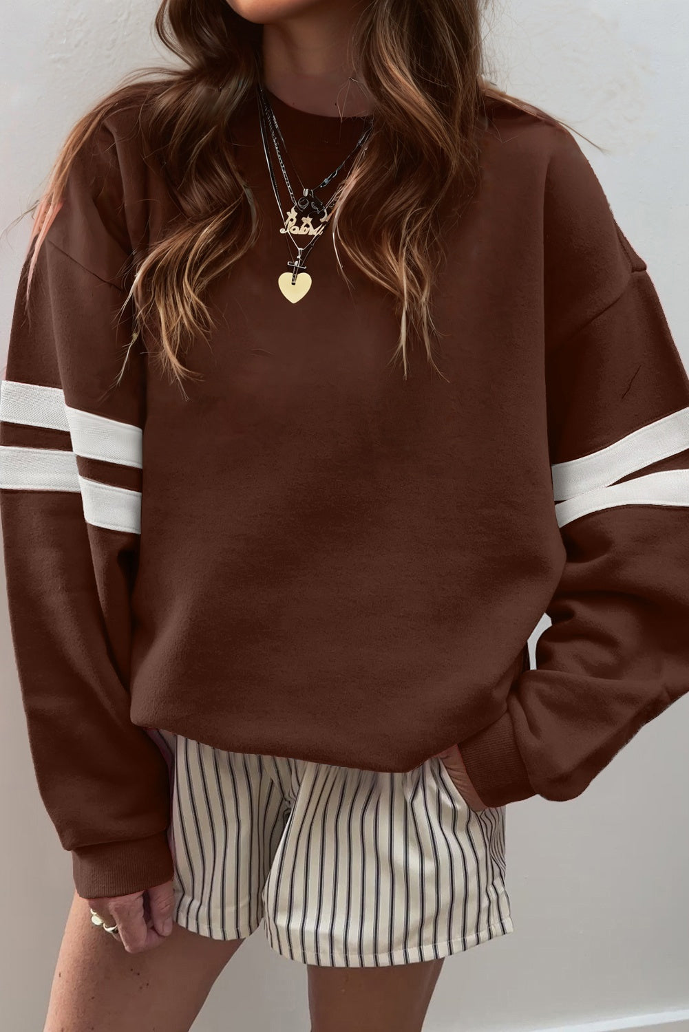 Sudadera Oversize Azul Cielo con Detalle de Rayas Universitarias y Hombros Caídos