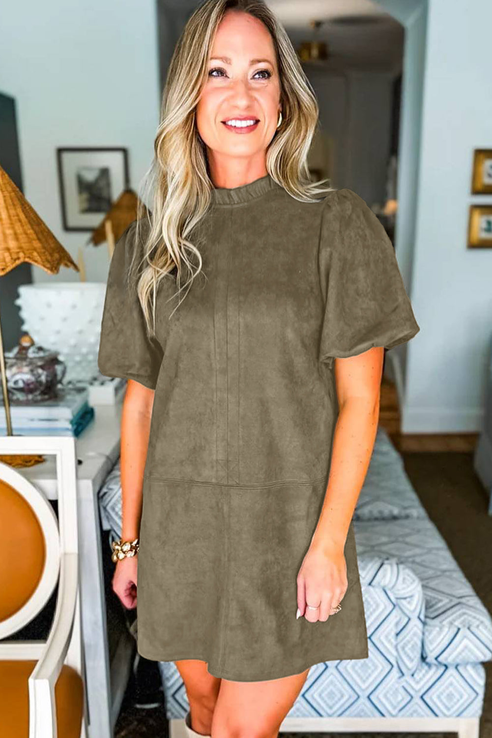 Minivestido verde musgo con volantes en el cuello y mangas abullonadas