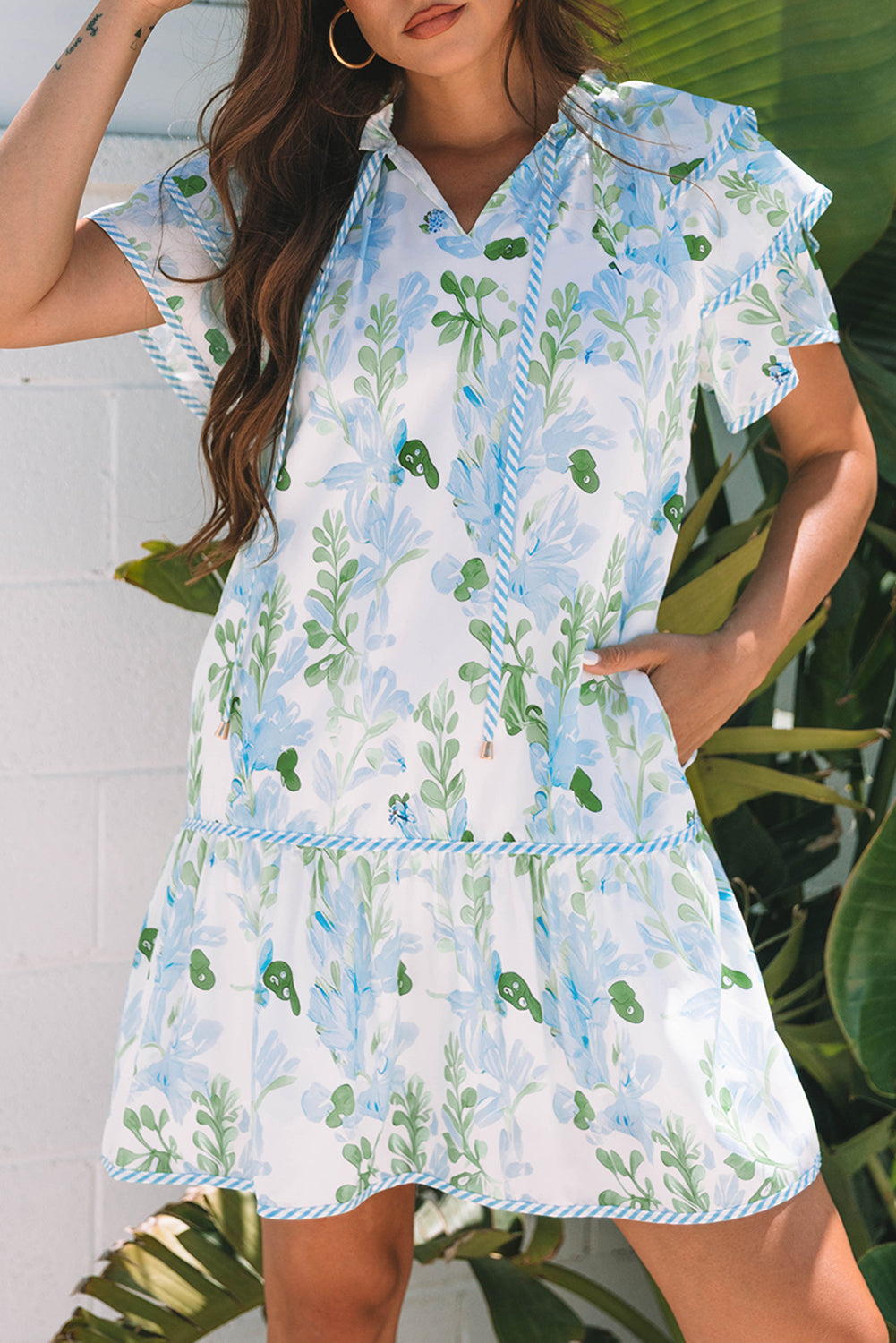 Minivestido de manga corta con capas y ribete en contraste floral azul cielo