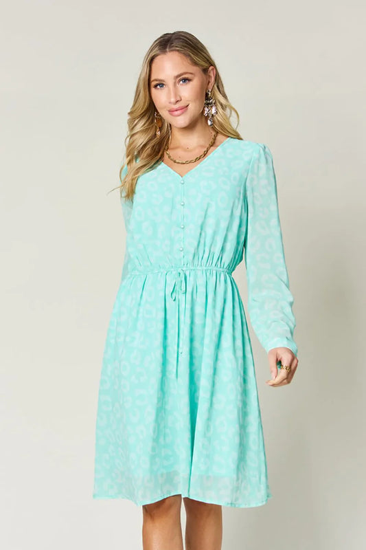 Vestido de manga larga con cuello de pico y frunces estampado Double Take de talla grande