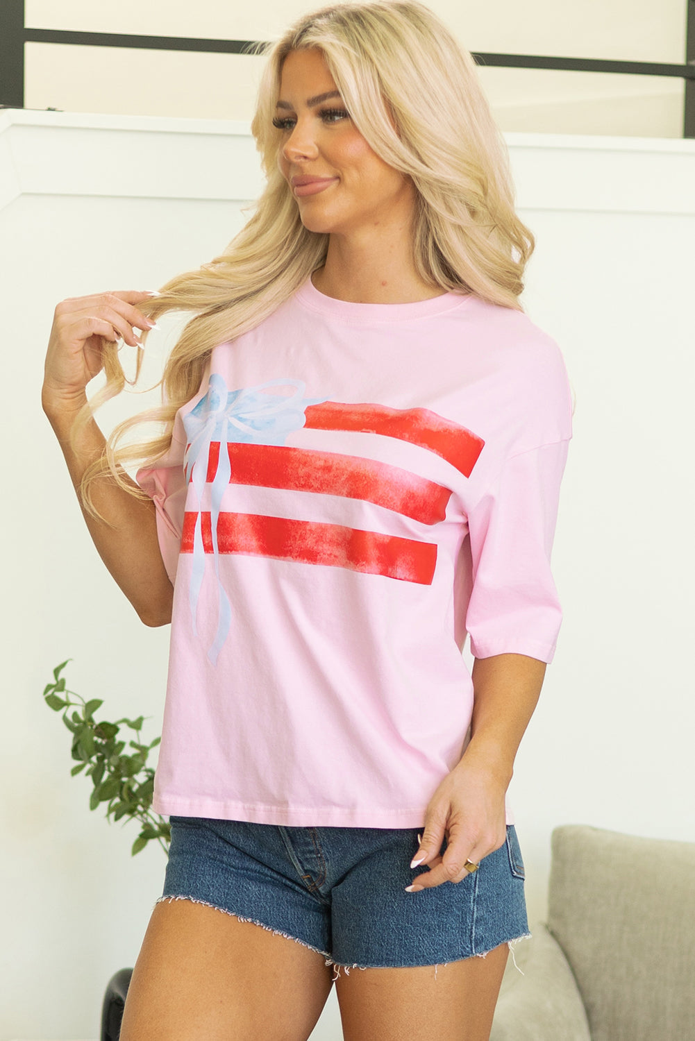 Camiseta de cuello redondo con lazo y bandera rosa claro