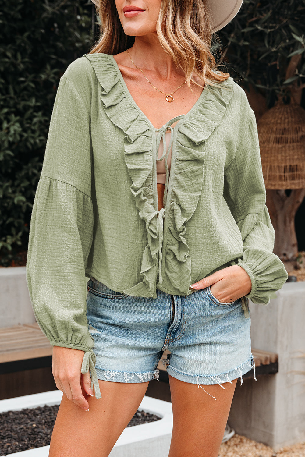 Blusa de gasa verde Meadow Mist con lazo frontal, volantes y escote en V de manga larga