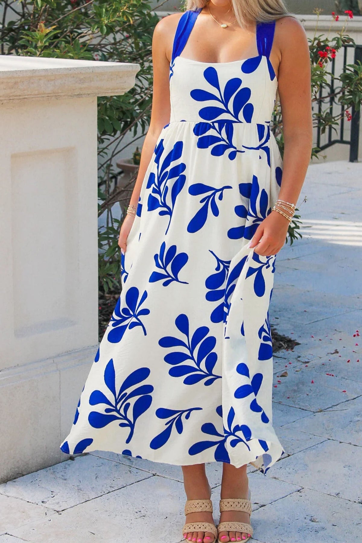 Vestido largo sin mangas con estampado floral azul y espalda cruzada anudada