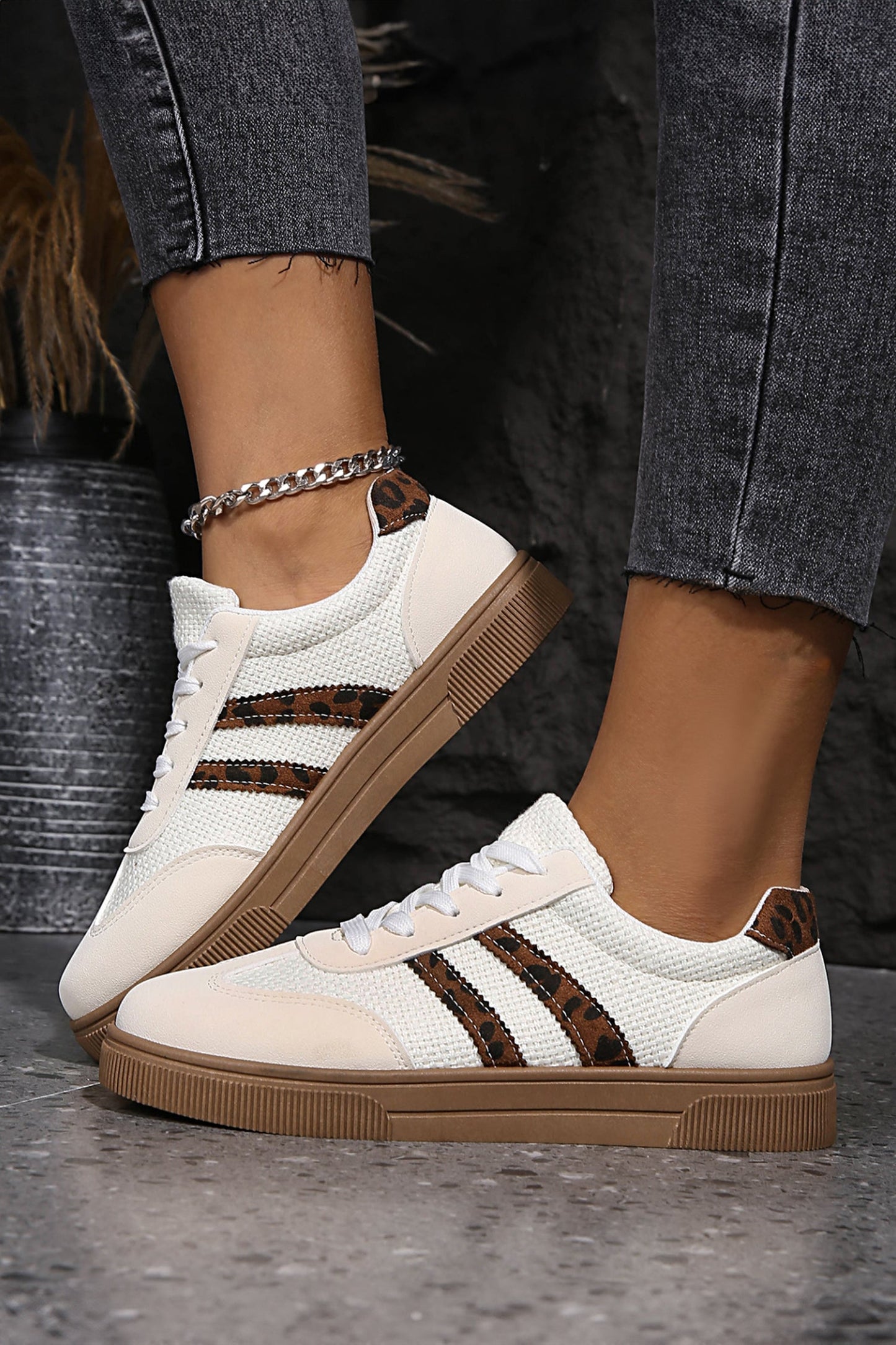 Zapatillas planas de piel sintética tejida blanca con retales de leopardo