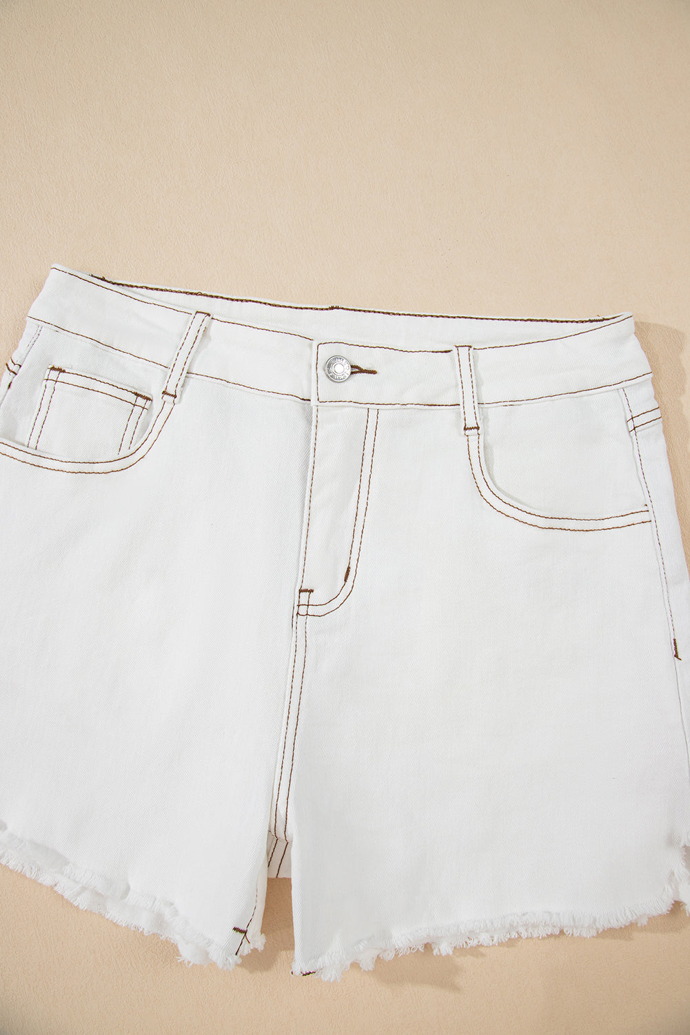 Shorts vaqueros blancos de cintura alta con bajo sin rematar