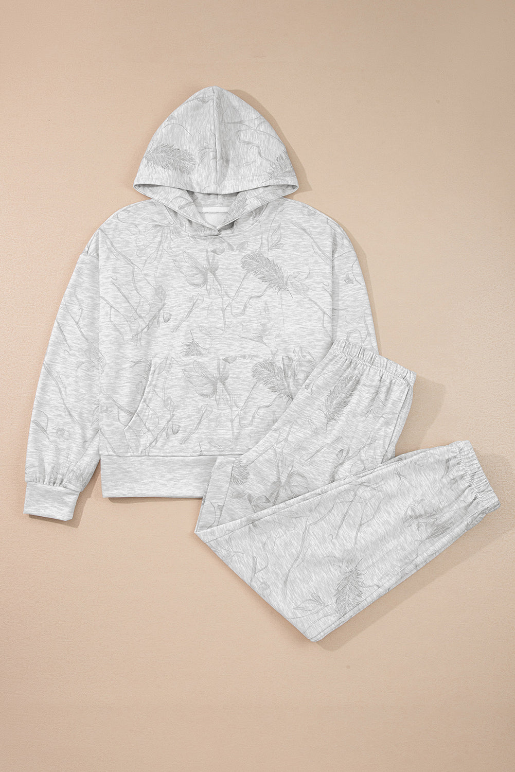 Conjunto de sudadera con capucha y pantalón holgado con estampado de camuflaje de plumas gris claro y manga caída
