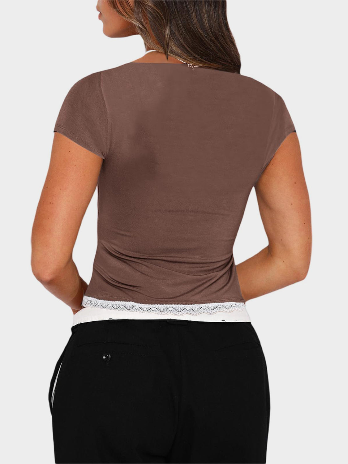 Camiseta de manga corta con cuello corazón y detalles de encaje