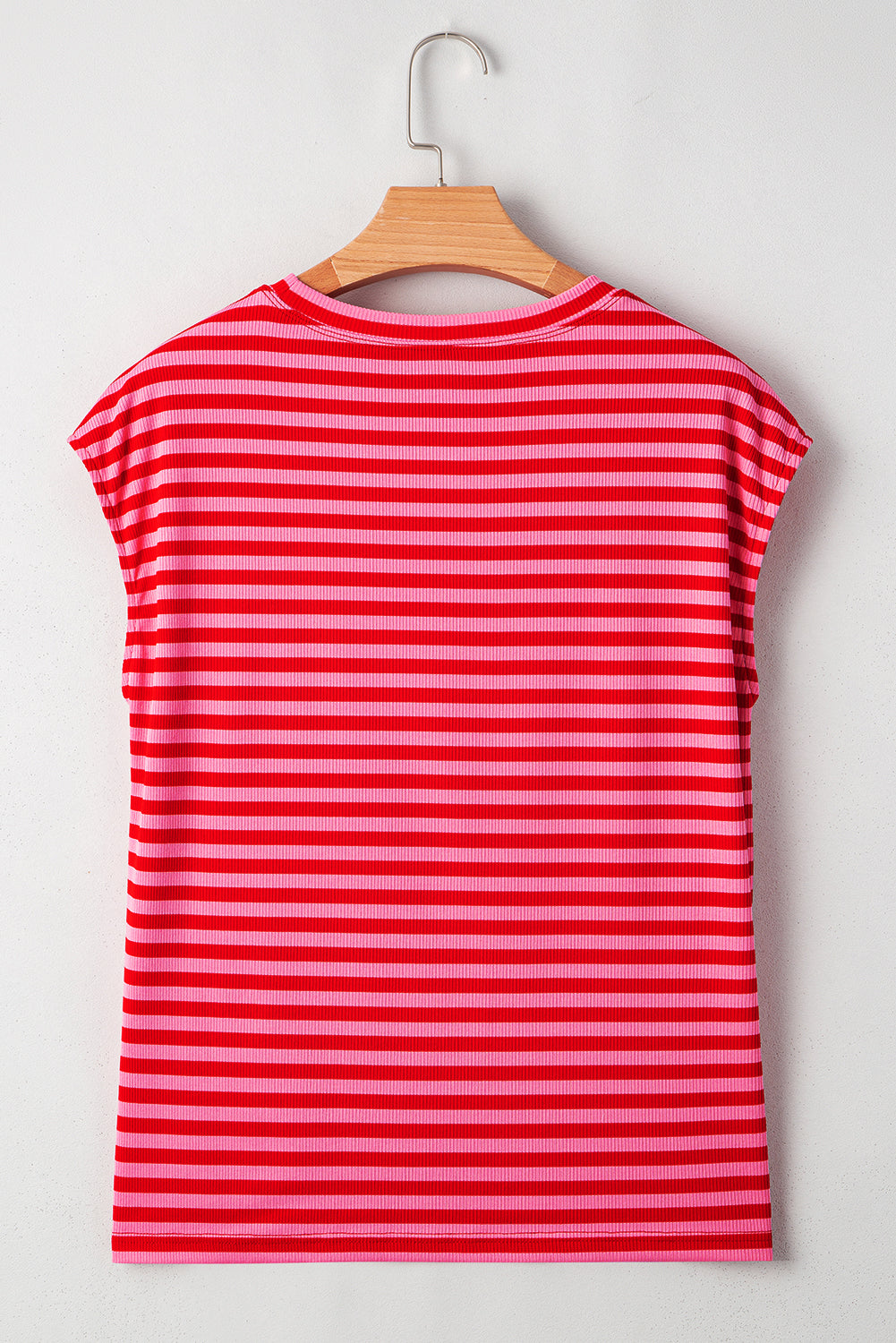 Camiseta de manga corta con cuello redondo, canalé y rayas rojas