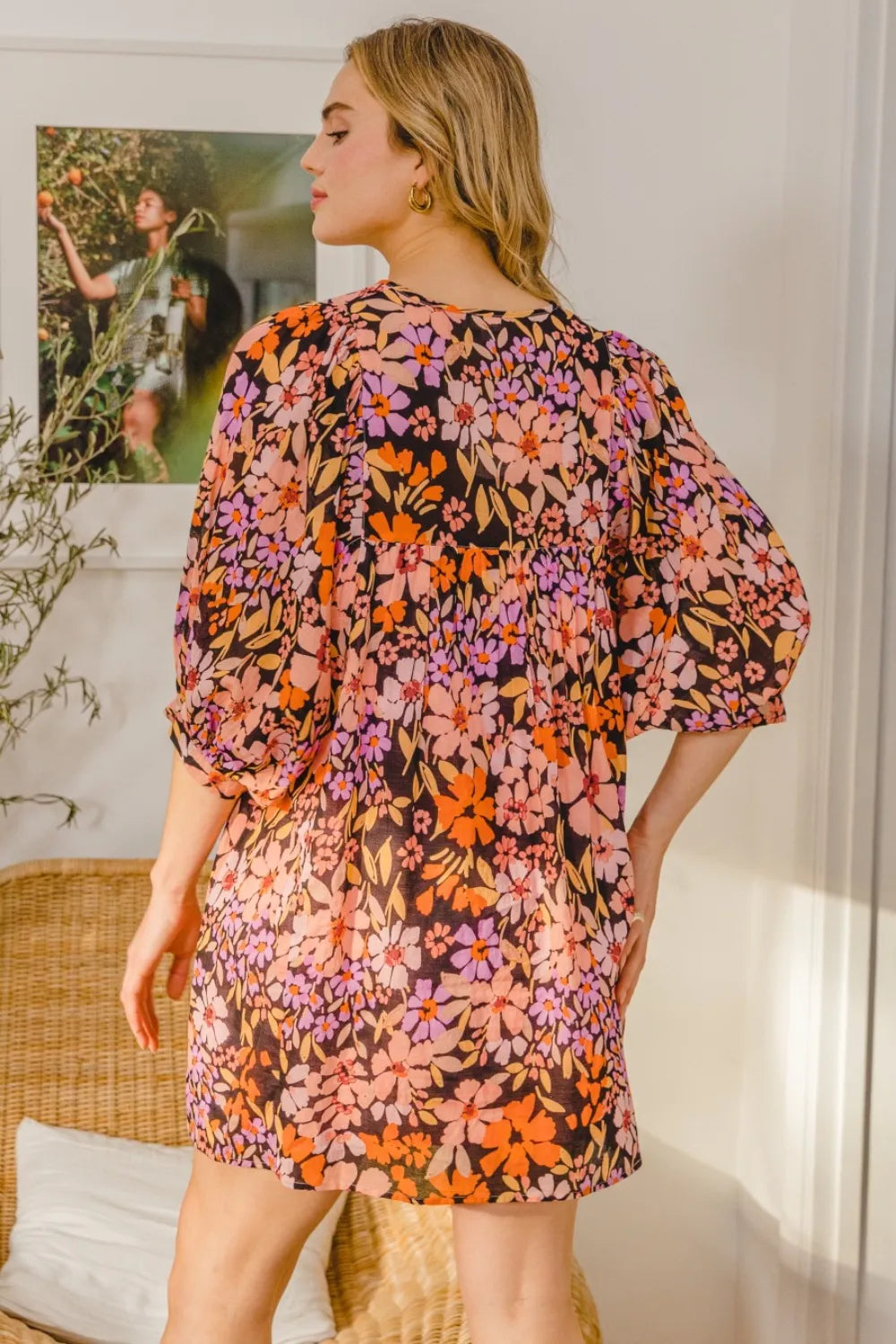 Minivestido ODDI floral con cuello anudado de talla completa