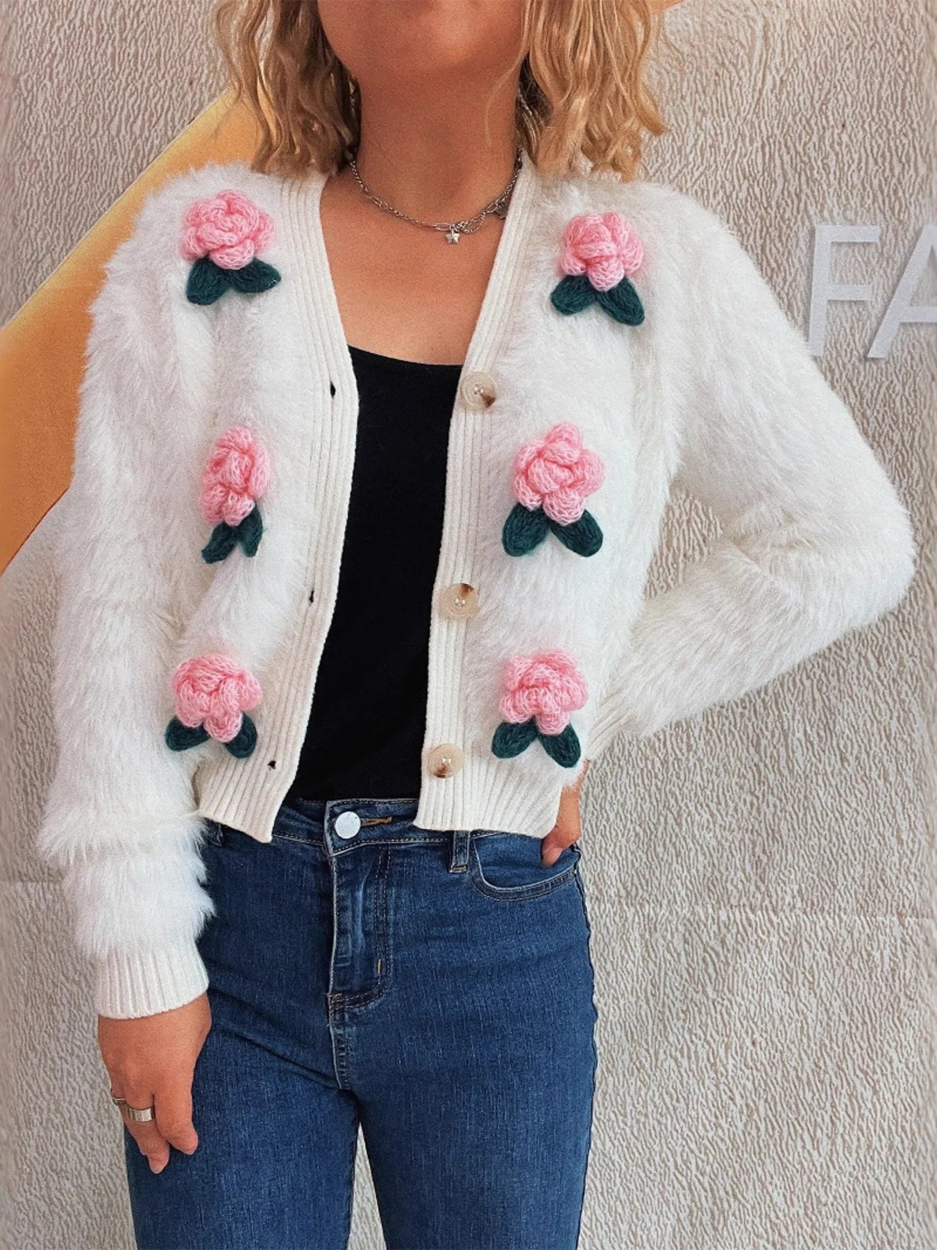 Cárdigan de mujer con botones de flores y peluche