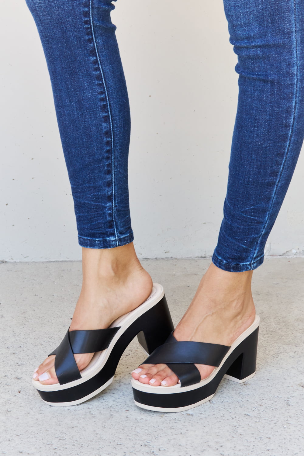 Sandalias de plataforma con contraste Weeboo Cherish The Moments en negro