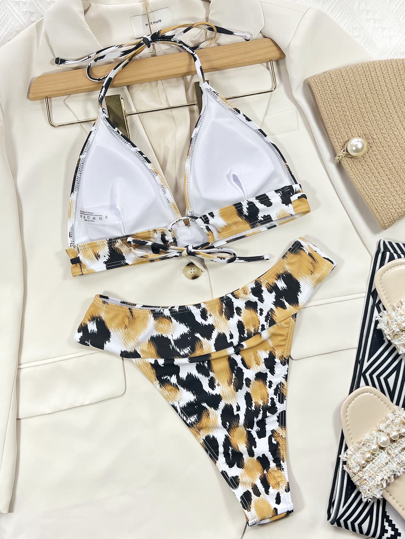 Conjunto de bikini con escote halter y estampado animal