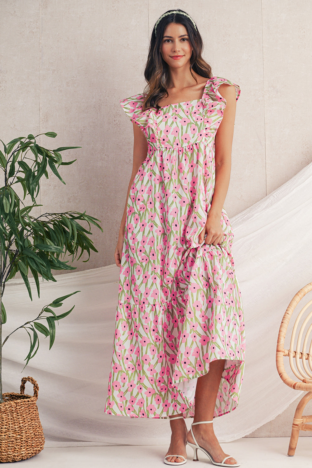 Maxivestido con estampado floral azul, escote cuadrado y tirantes con volantes