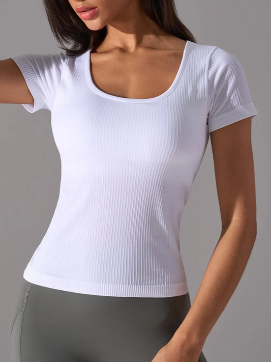 Camiseta deportiva de cuello cuadrado con almohadillas pectorales desmontables