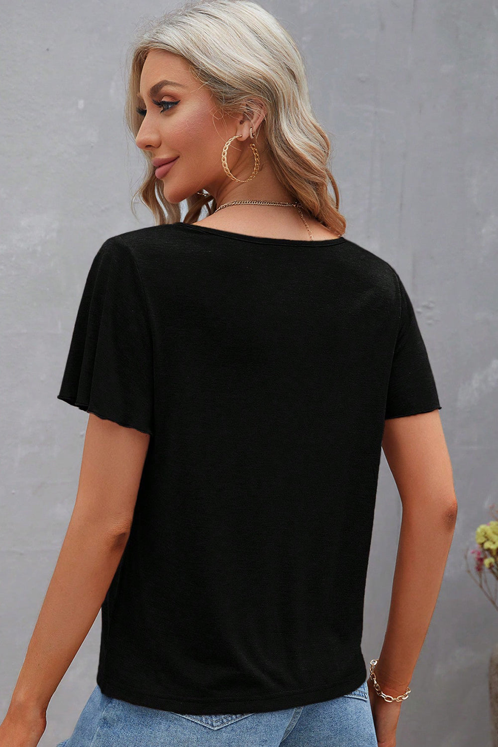 Camiseta Negra con Escote Cruzado en V y Manga de Mariposa