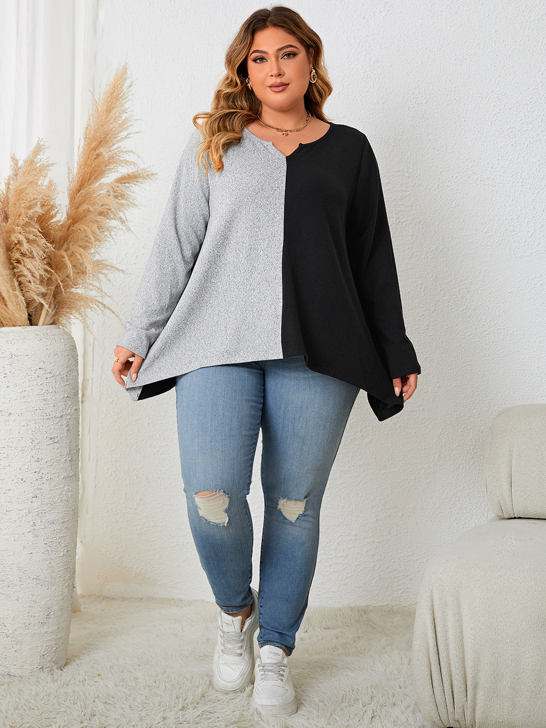 Camiseta Honey de tallas grandes con cuello con muesca en contraste