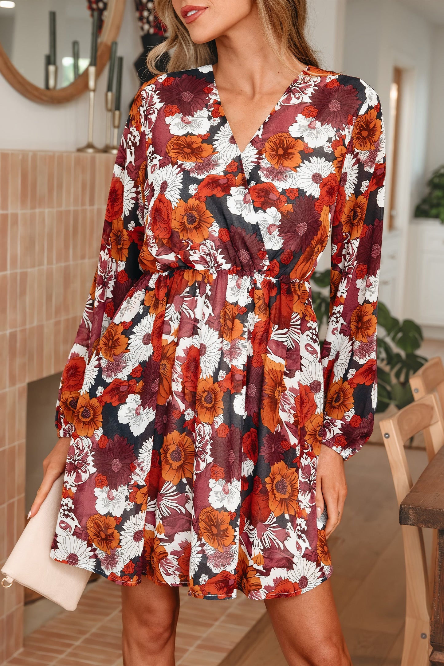 Minivestido fluido rojo con estampado floral, escote cruzado en V y mangas abullonadas