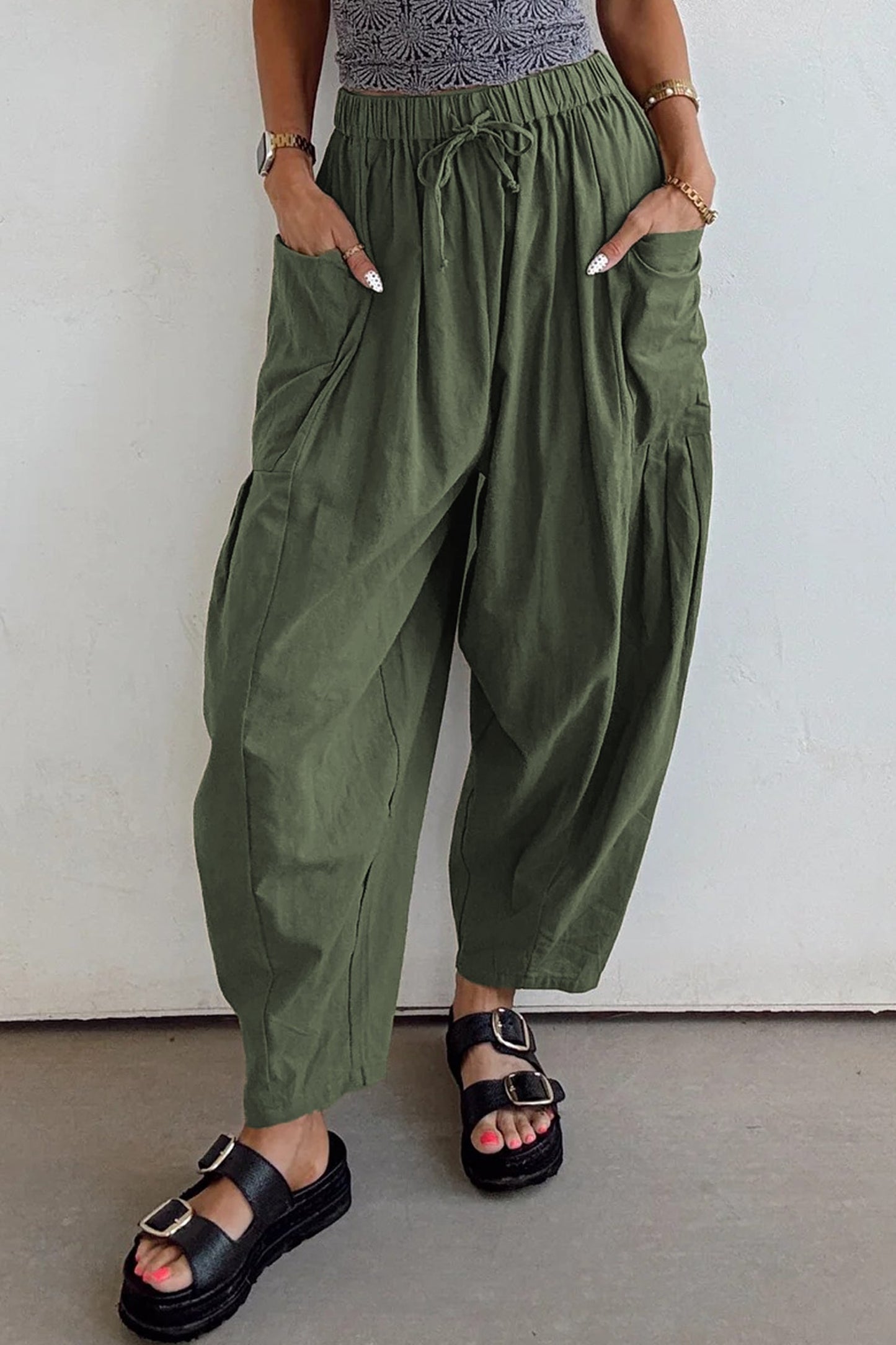 Pantalones casuales de pierna ancha con cintura elástica con cordón y bolsillos de parche en verde selva