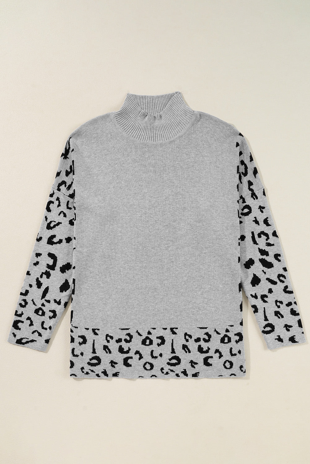 Suéter oversized de cuello alto gris con abertura lateral y estampado de leopardo
