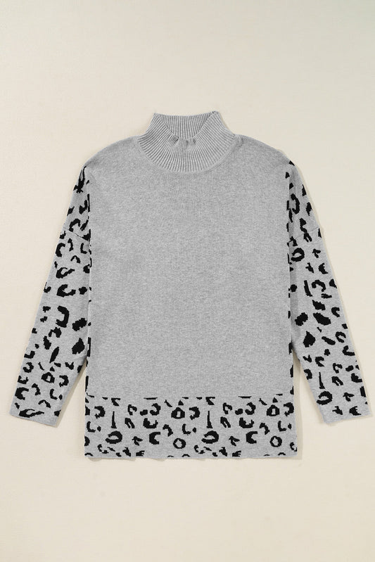 Suéter oversized de cuello alto gris con abertura lateral y estampado de leopardo