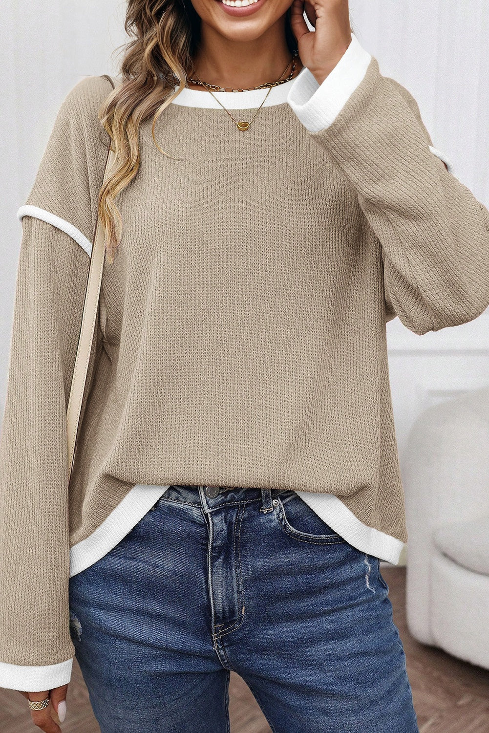 Top suelto de punto con ribete de color de contraste beige y hombros caídos