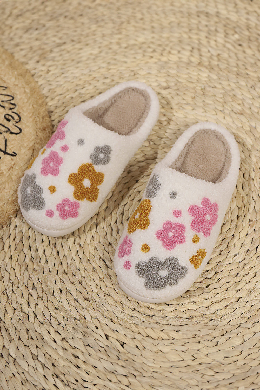 Pantuflas blancas florales de invierno afelpadas