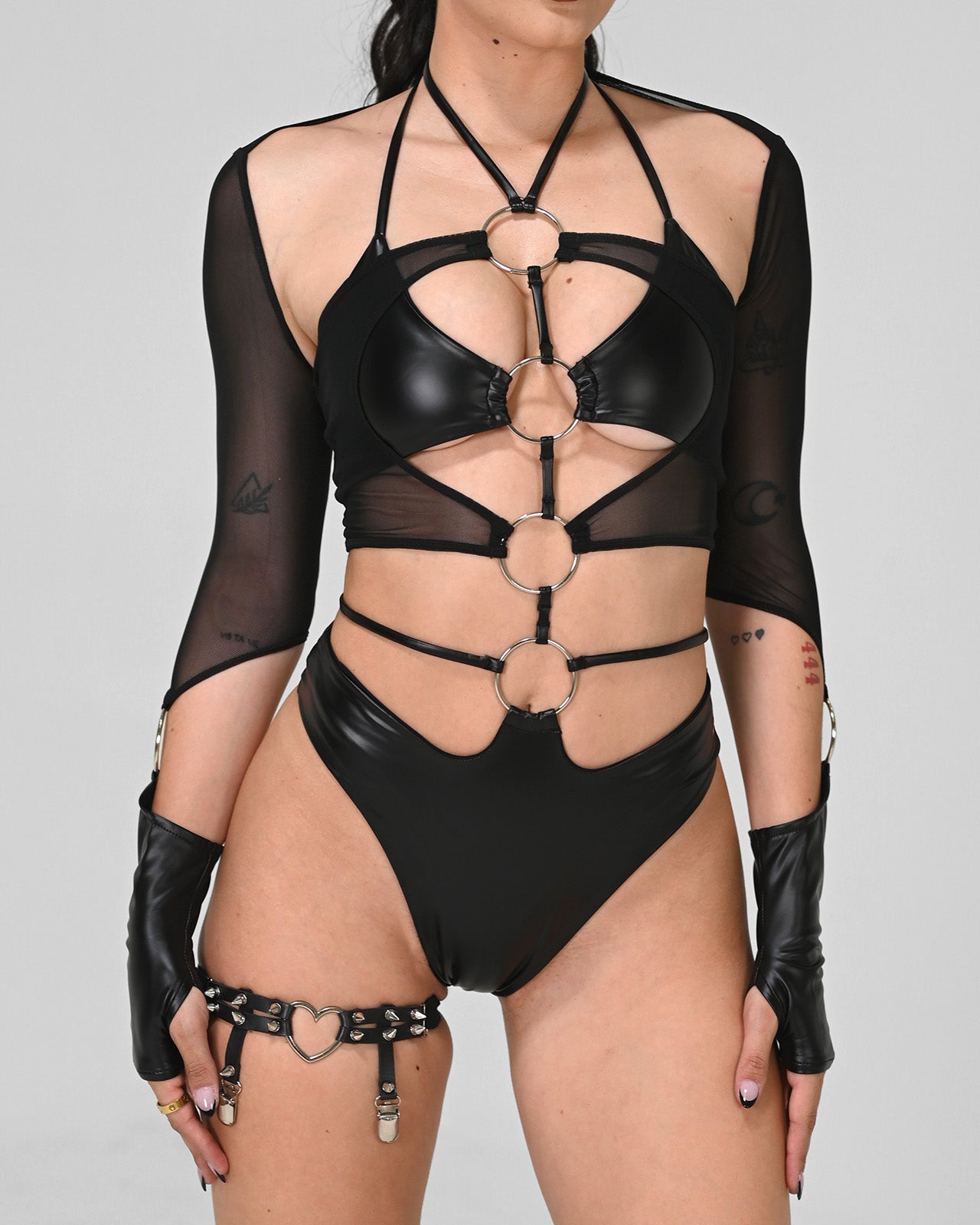 Mangas de malla negra con aros