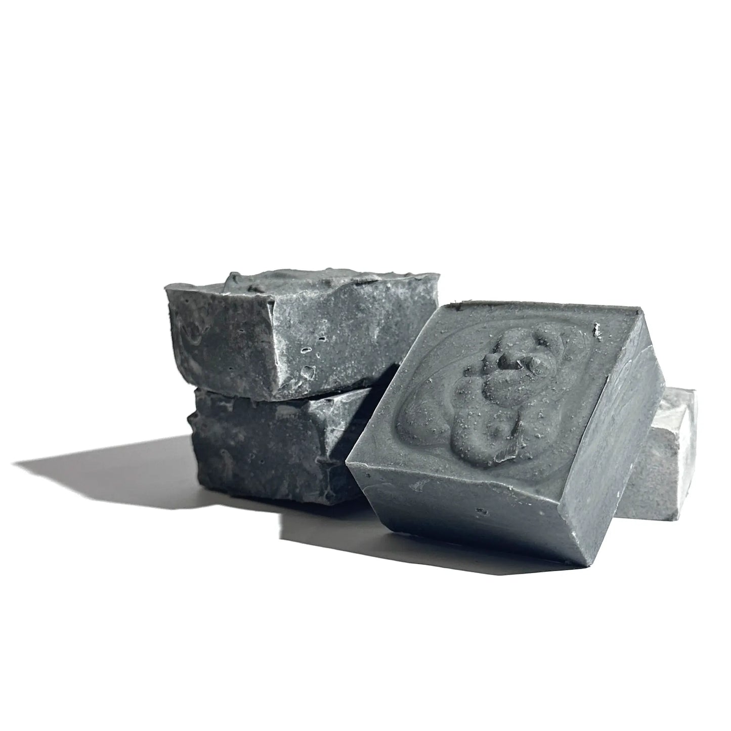Jabón facial de arcilla negra con carbón activado + hematita + aloe vera