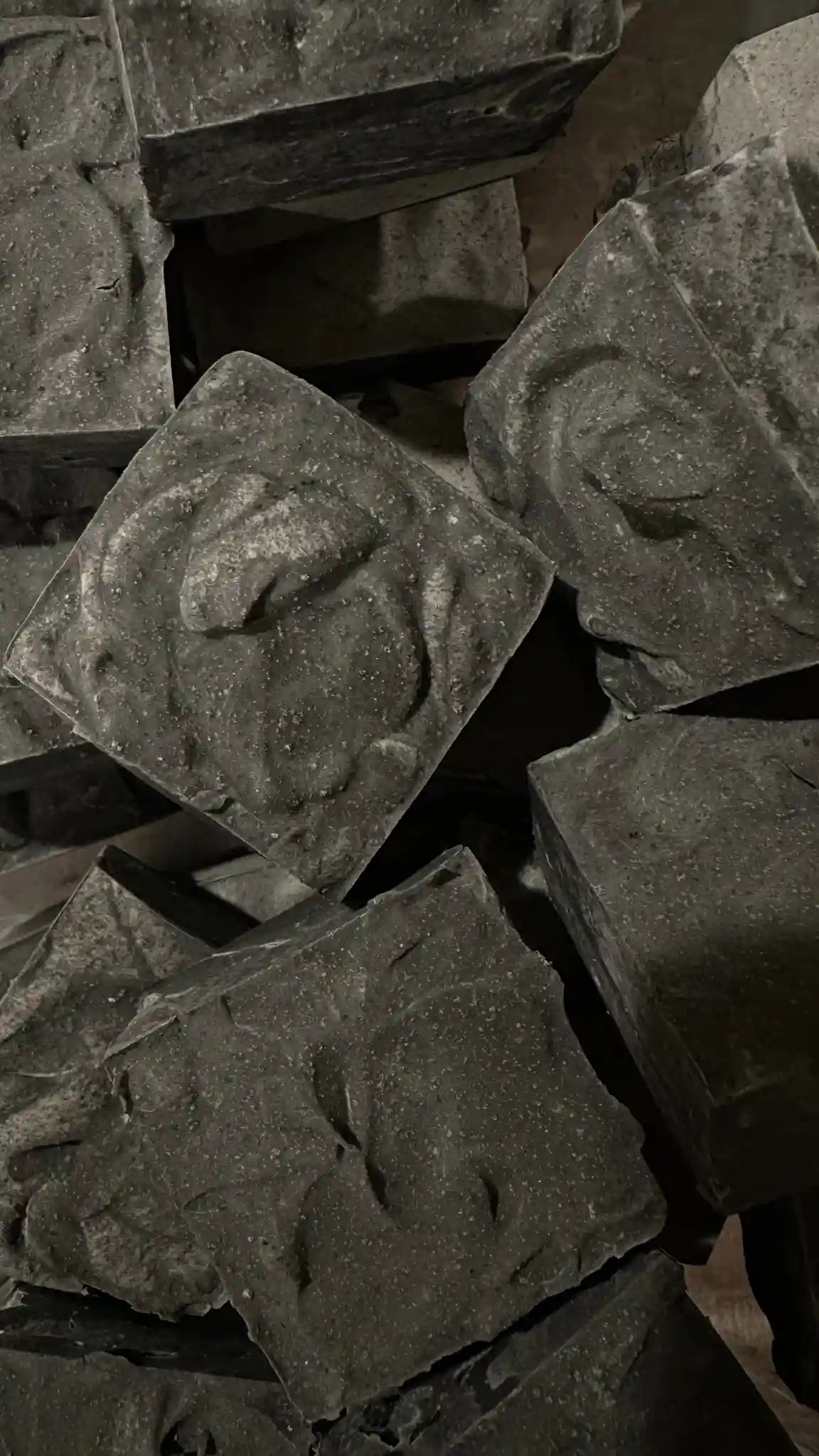 Jabón facial de arcilla negra con carbón activado + hematita + aloe vera