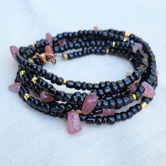 Pulsera Envolvente Boho Black Beauty con Piedras de Cuarzo Fresa