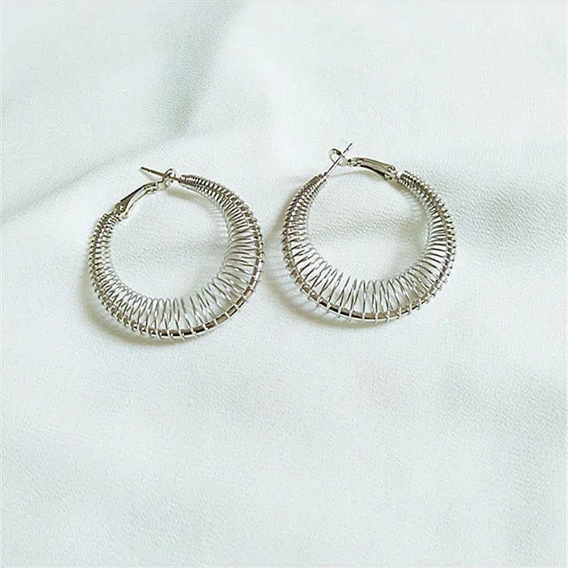 Pendientes curvos de moda de primavera en oro y plata