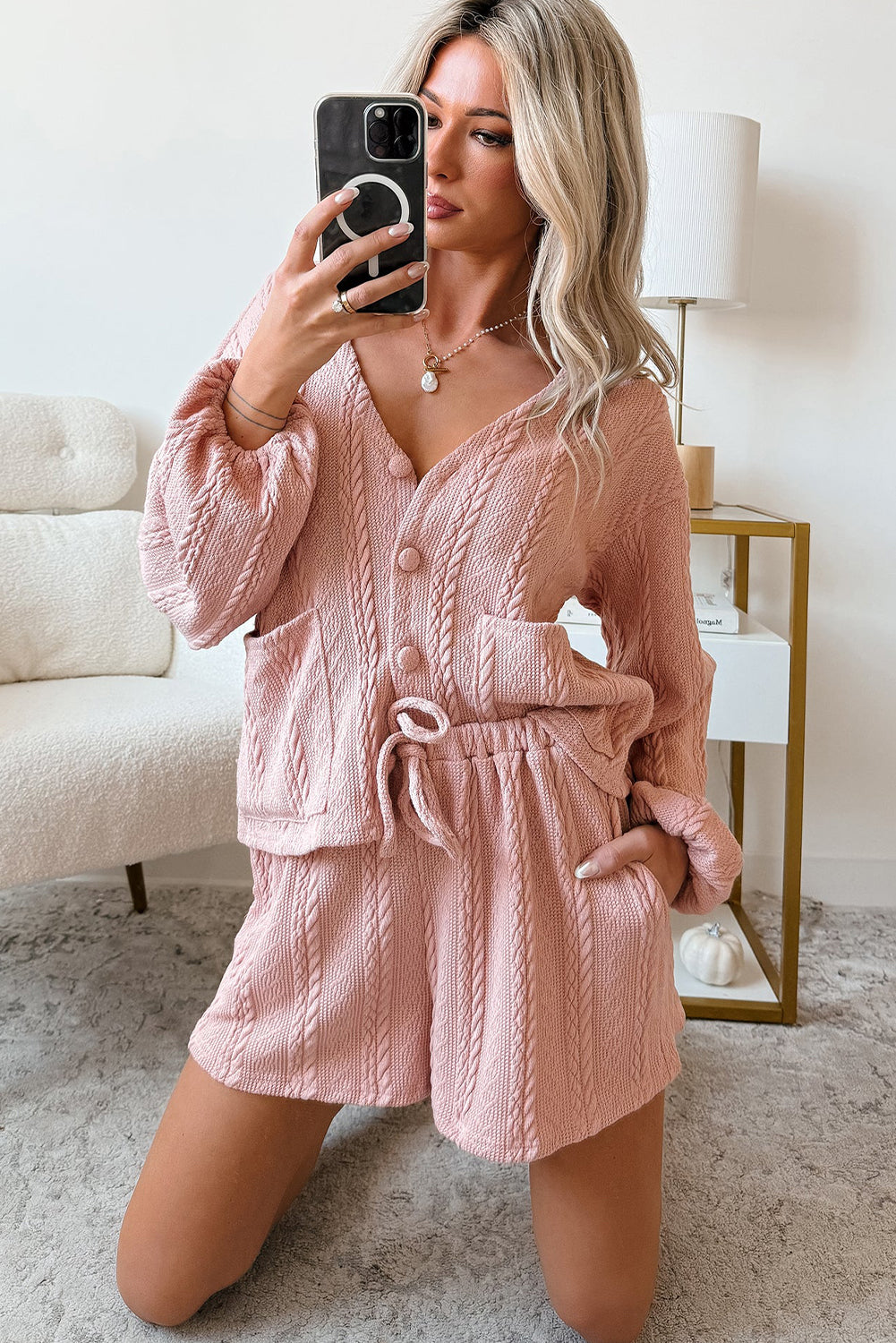 Conjunto de shorts y cárdigan de punto trenzado rosa palo con cuello de pico