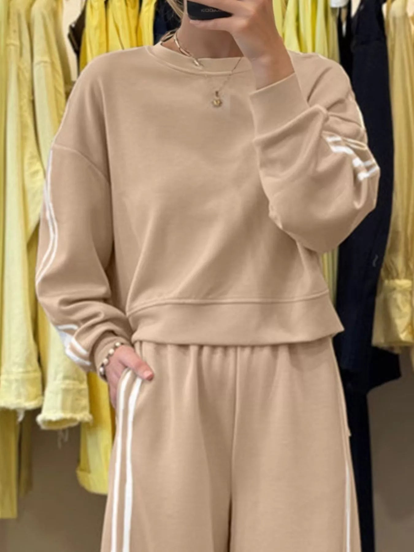 Conjunto de 2 piezas de top de cuello redondo con detalle a rayas y pantalones de chándal elásticos