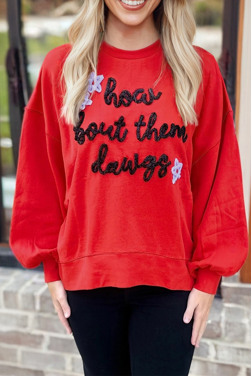 Sudadera de Manga Globo con Letras Bordadas "How Bout Them Dawgs" en Rojo Fuego