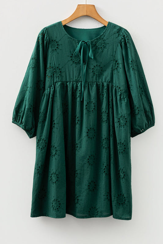 Vestido mini con vuelo, manga 3/4 abullonada, diseño de ojales bordados en verde negruzco