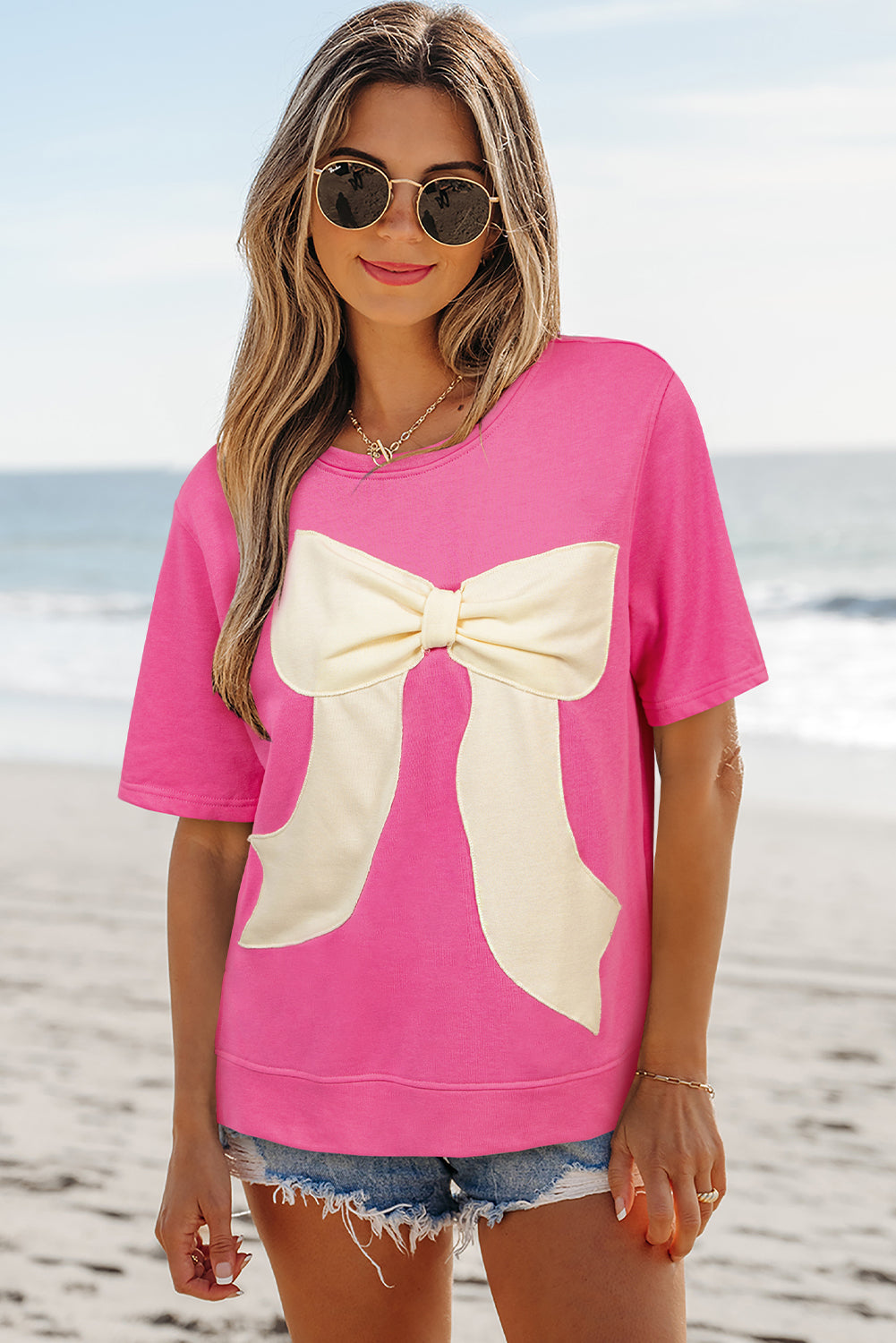 Camiseta suelta con lazo delantero de cinta de color de contraste rosa fresa con aberturas