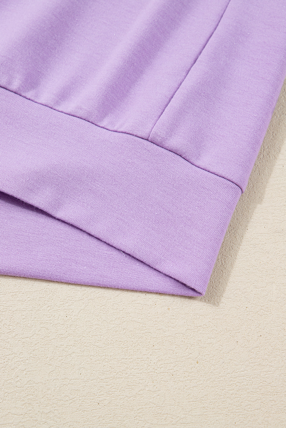 Suéter de talla grande con hombros caídos, retazos de rayas moradas y botones