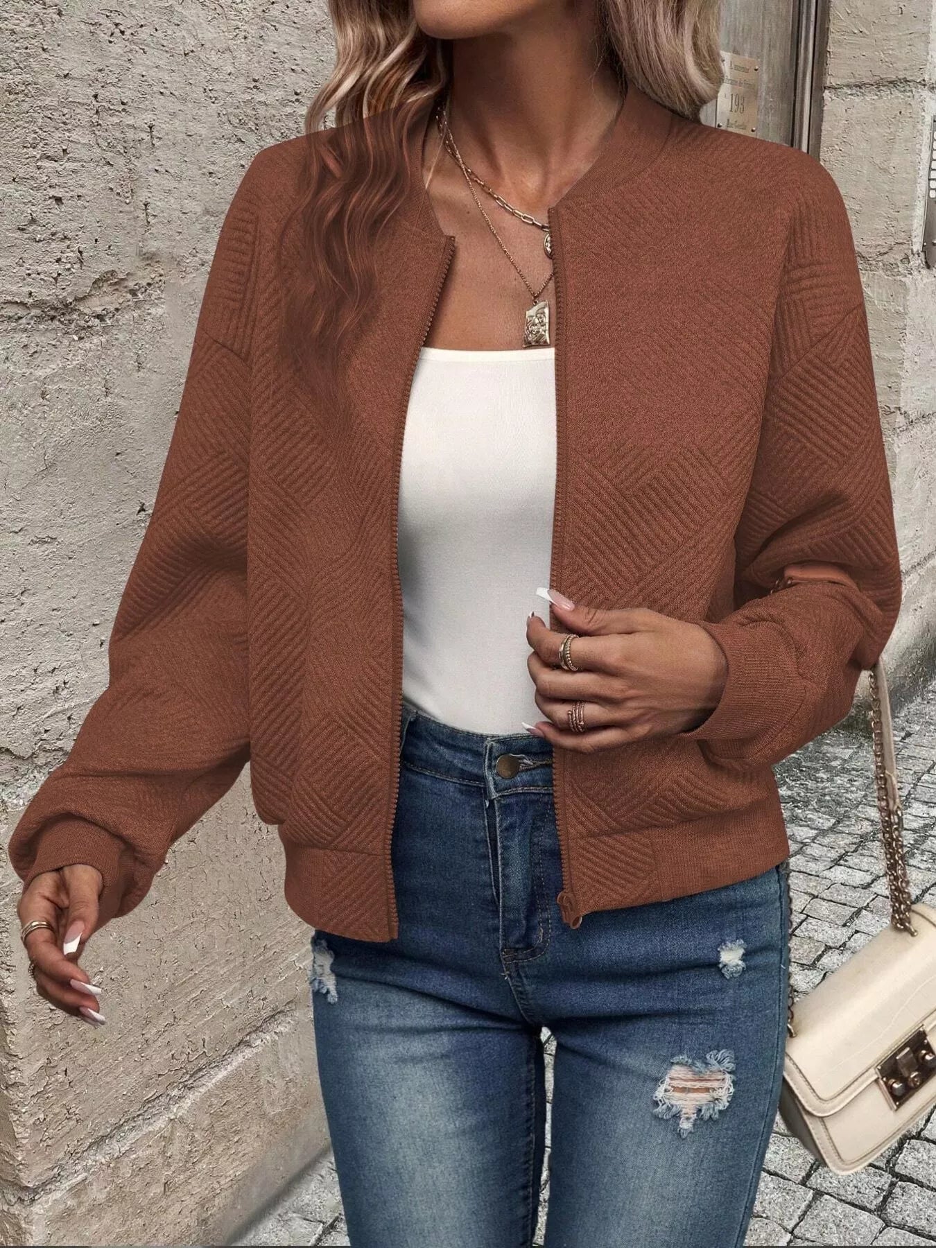 Chaqueta bomber con cremallera y textura