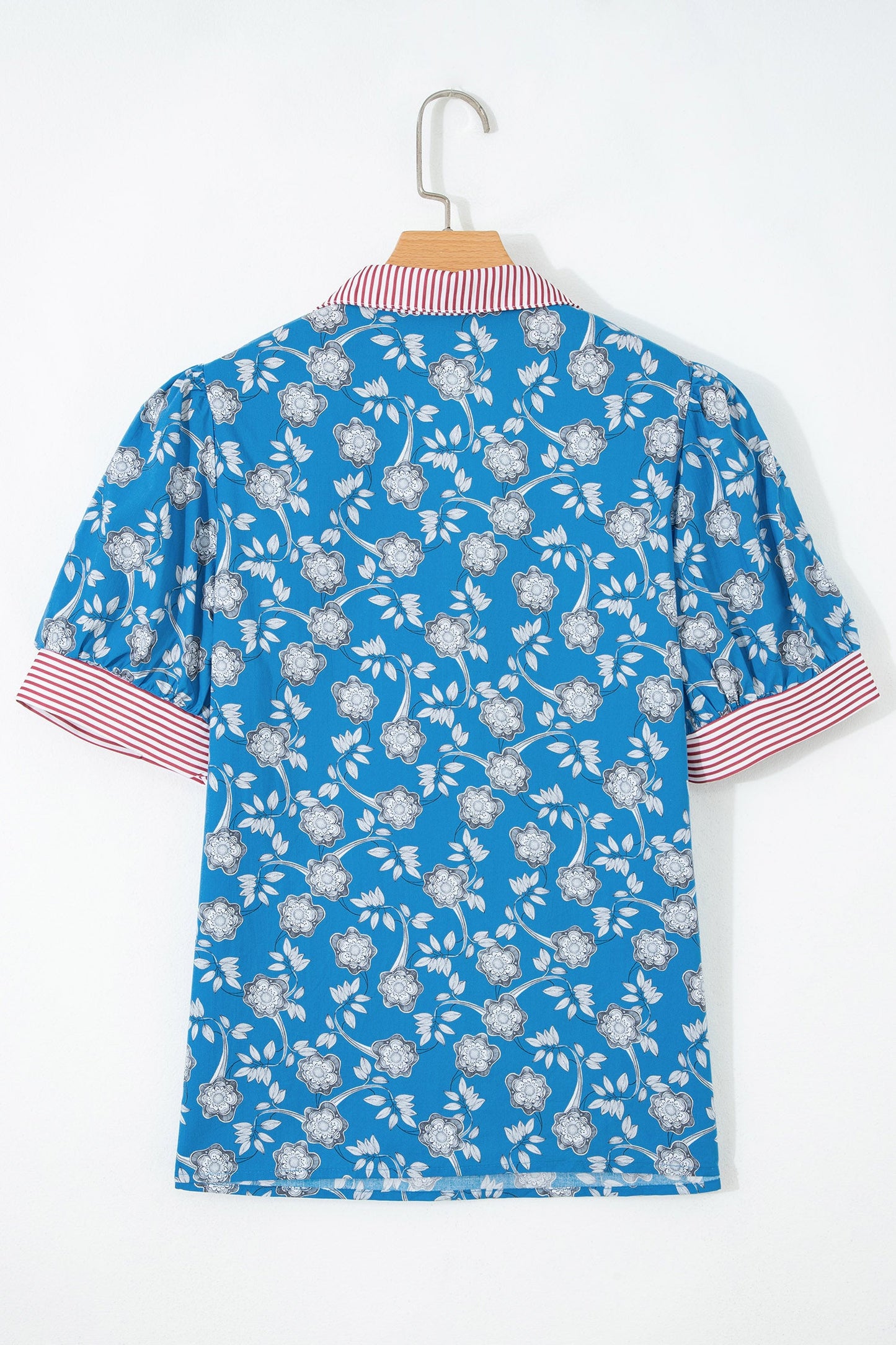 Blusa de manga corta con cuello abotonado, ribete a rayas y estampado floral retro azul