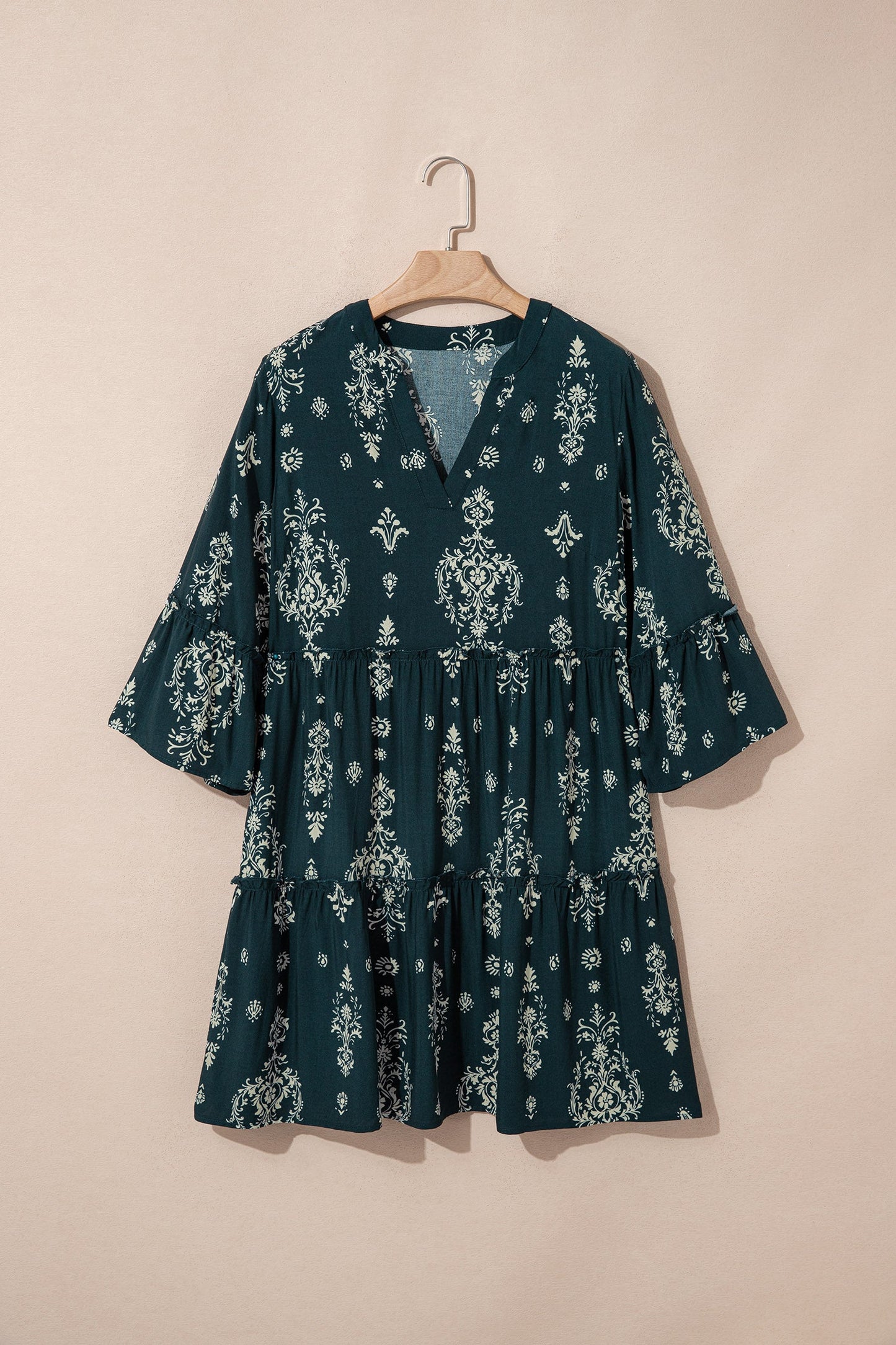 Minivestido azul bohemio con estampado floral, ribete de lechuga y manga 3/4