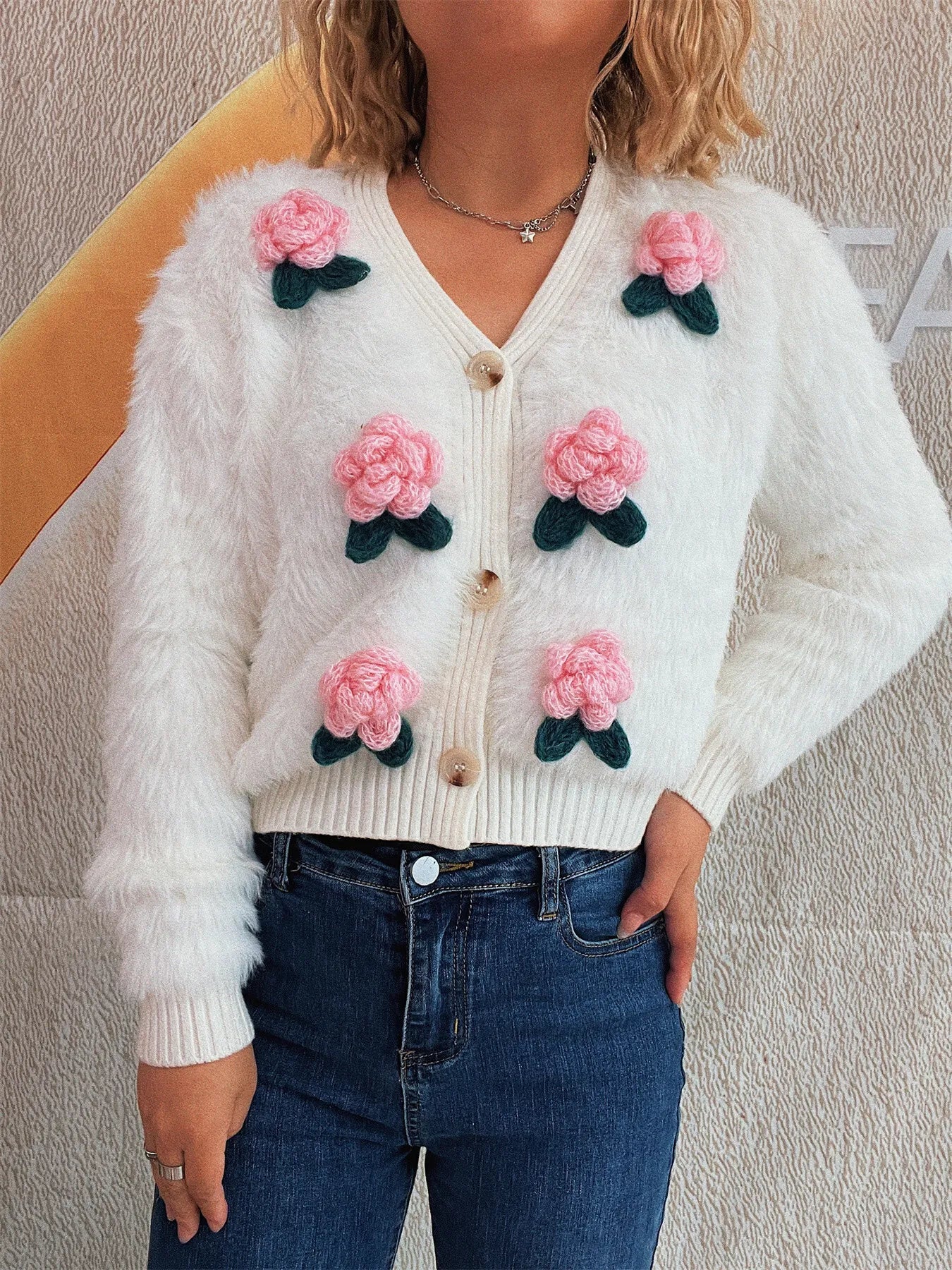Cárdigan de mujer con botones de flores y peluche